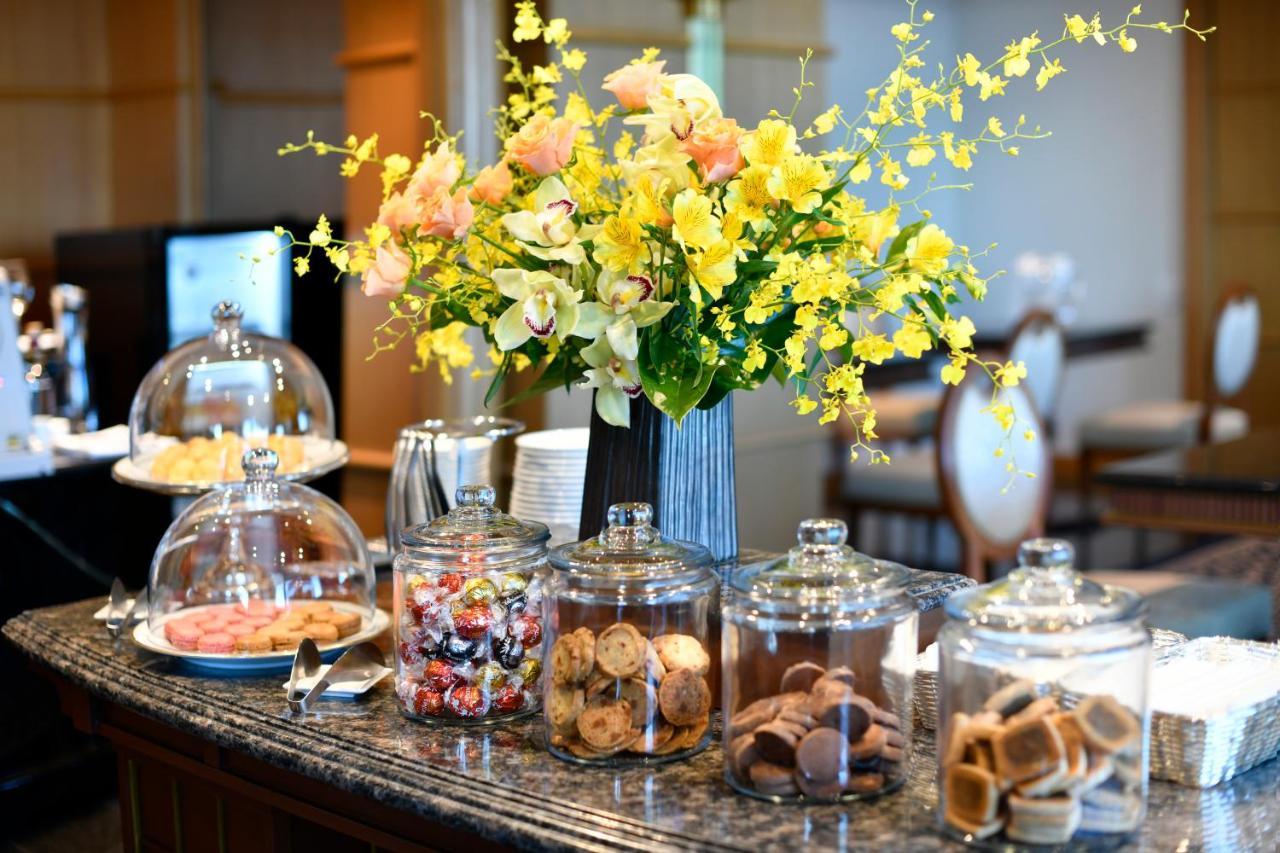 Hotel New Grand Yokohama  Eksteriør billede A typical afternoon tea buffet